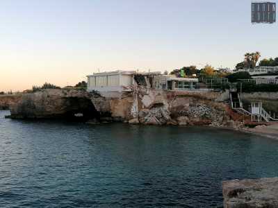 Ci troviamo in corrispondenza della baia di �Porto Giardino�, la cala pi� grande di Capitolo, dominata da un ristorante recentemente crollato a causa dell�erosione della scogliera sulla quale era stato costruito